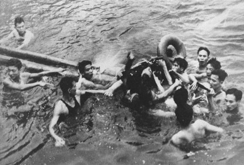  McCain being captured by the Vietnamese