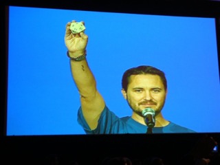 Wil Wheaton presents Jonathan Coulton with the Presidential D20 of Geekdom