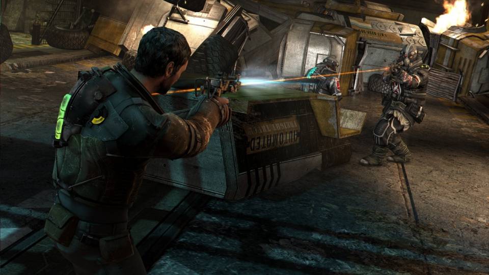 Fighting human enemies is one of the flaws that Dead Space 3 has.