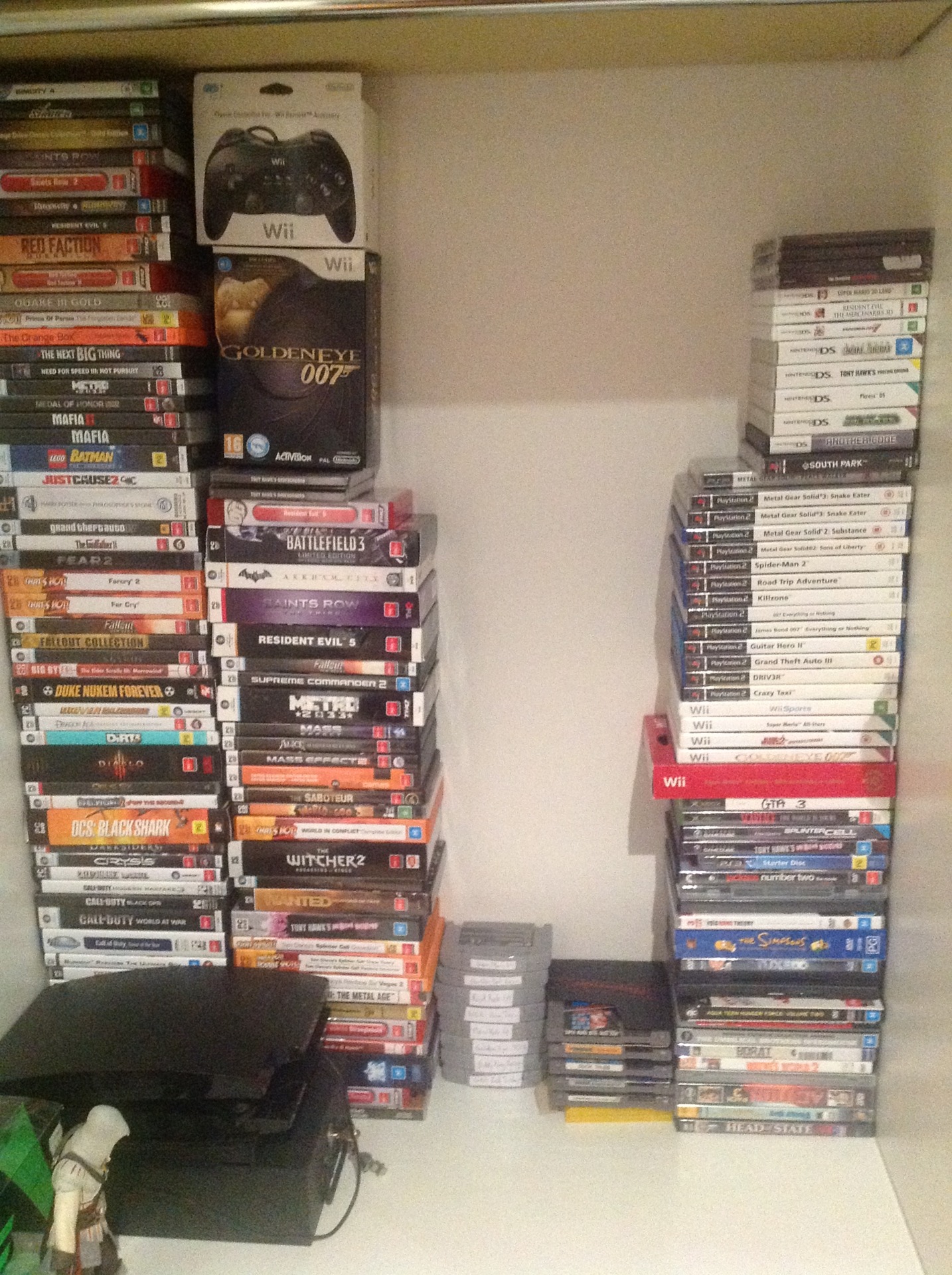 Close up of retail PC/N64/NES/GCN/Wii/Xbox/PS2/PS1/PSP/DS/3DS/DVD Movies/Albums games