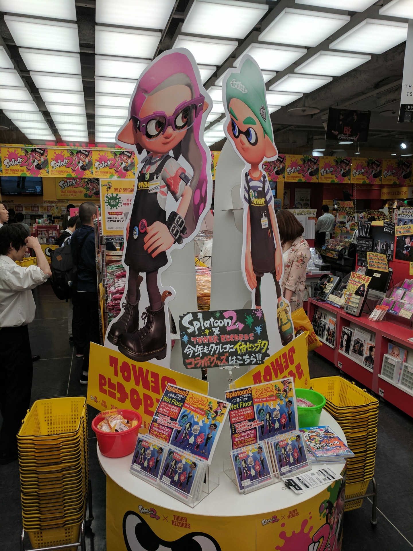 Inkling boy and girl with merch