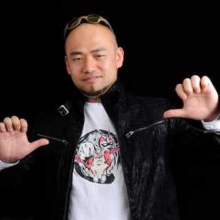 Hideki Kamiya wearing an AWESOME shirt featuring Dante, Amaterasu and Viewtiful Joe 